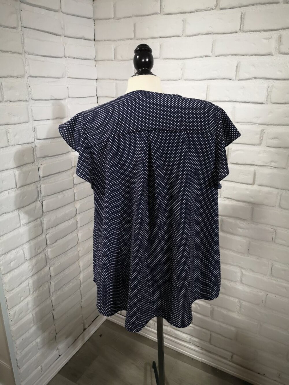 Adrianna Papell Ladies Size 1X Navy w/ White Polka Dots Short Sleeves Blouse - Picture 2 of 8